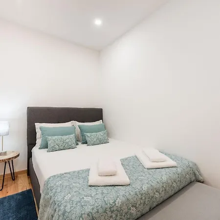 Lägenhet Lovelystay - 1br Flat W Ac And Balcony By Aliados Oporto