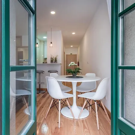 Lägenhet Lovelystay - 1br Flat W Ac And Balcony By Aliados Oporto